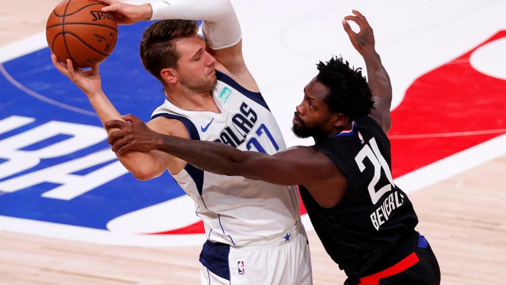 Doncic, contra Patrick Beverly en los playoffs de la NBA