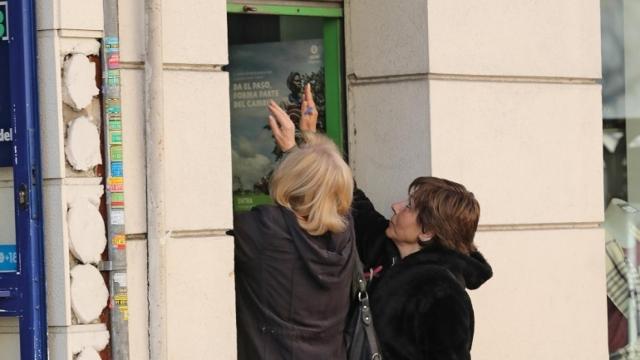 Dos mujeres se disponen a echar el cierre  su negocio.