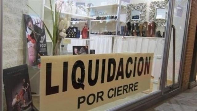 Rótulo de liquidación por cierre en el escaparate de un establecimiento.