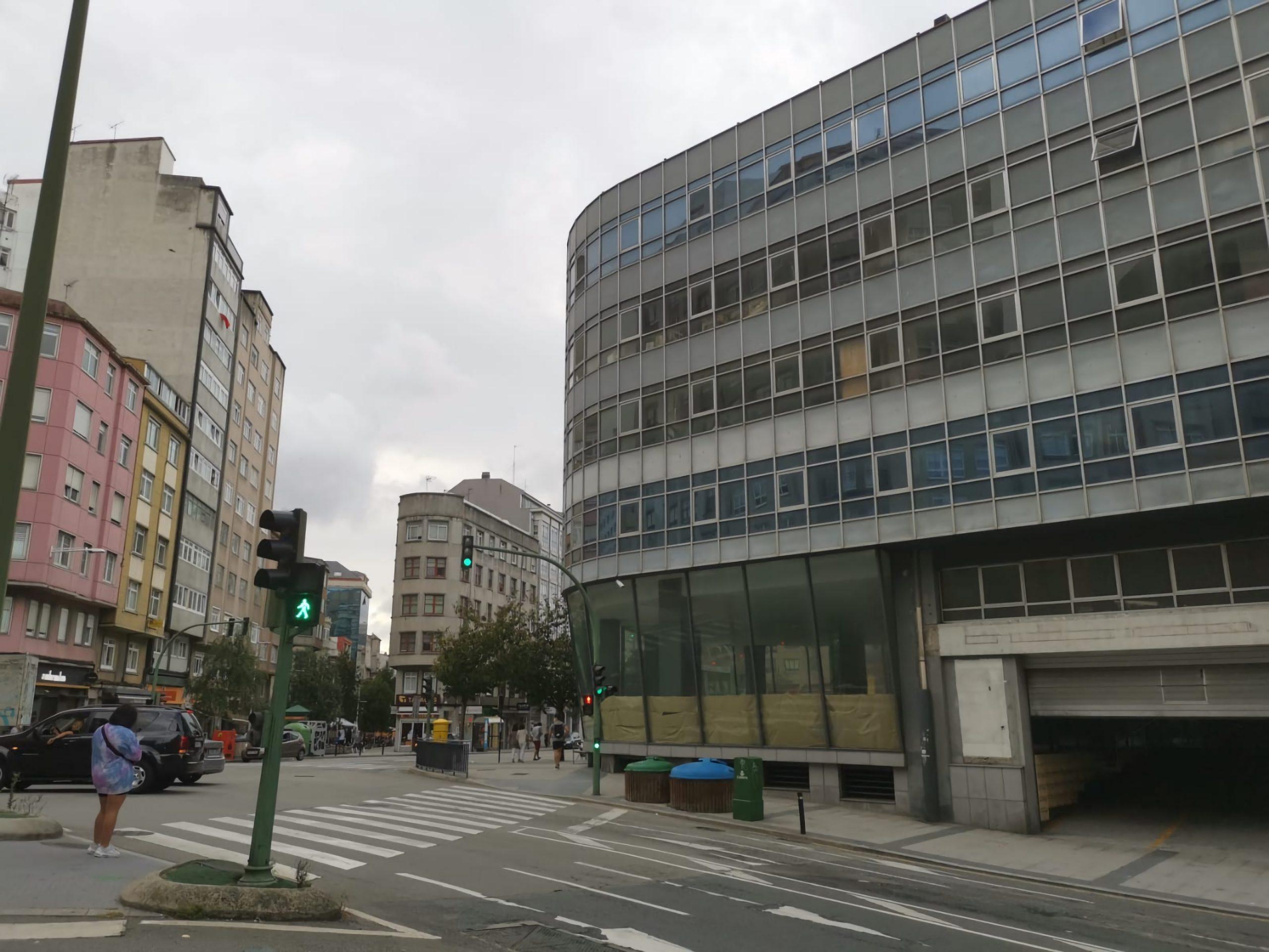 El edificio de Citroën, hoy vacío y sin uso, en la Ronda de Outeiro con Avenida de Oza.