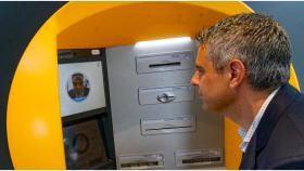 Caixabank estrena en A Coruña cajeros automáticos con reconocimiento facial