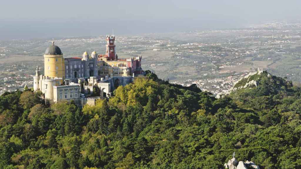 Los palacios afloran entre la vegetación y colinas de Sintra.