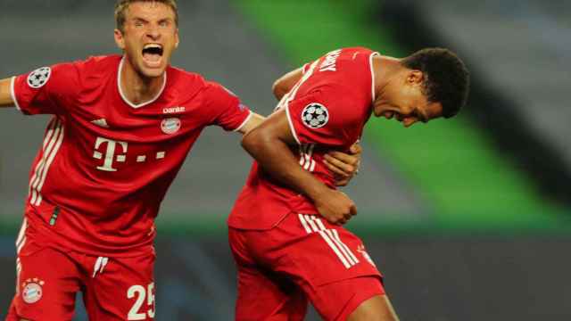 Gnabry y Müller celebran el gol del Bayern ante el Lyon
