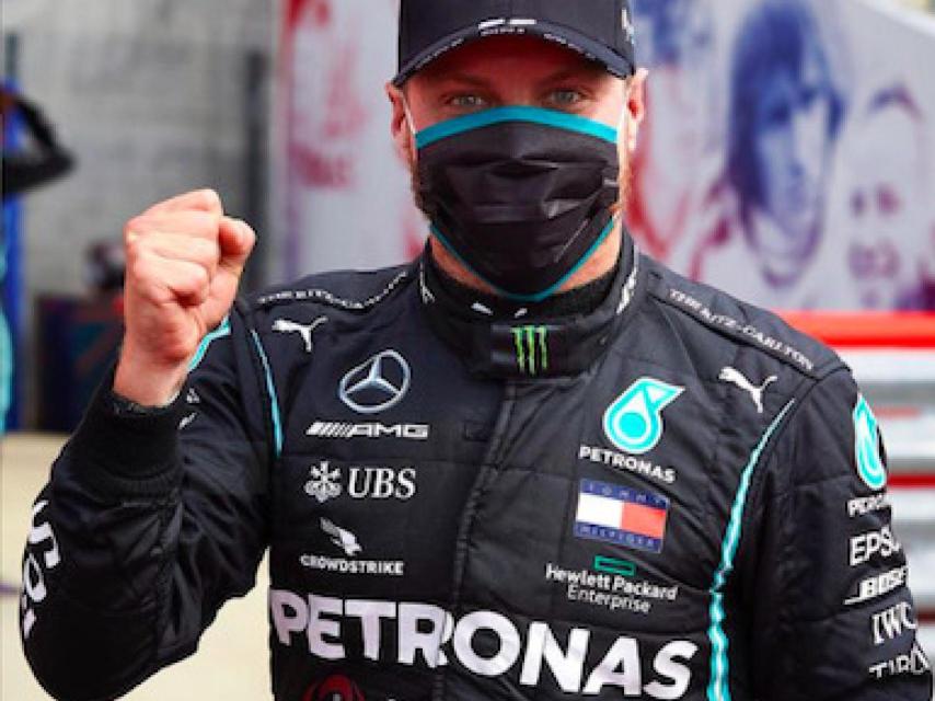 Bottas celebra una pole con el equipo Mercedes