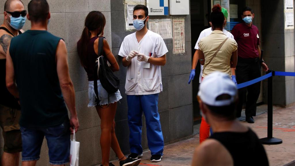 Pruebas PCR para detectar positivos en el barrio del Besós de Barcelona.