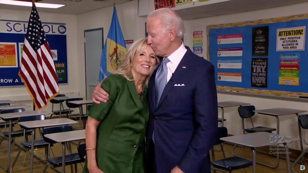 Joe Biden besa a su esposa, Jill Biden, durante la Convención Nacional Demócrata.