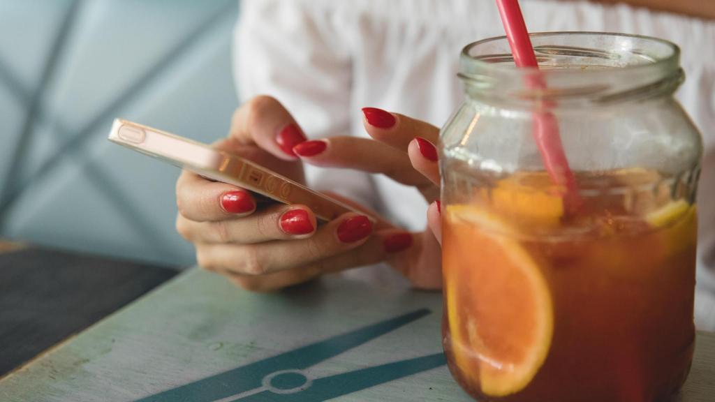 Alcohol y smartphone, una mala combinación