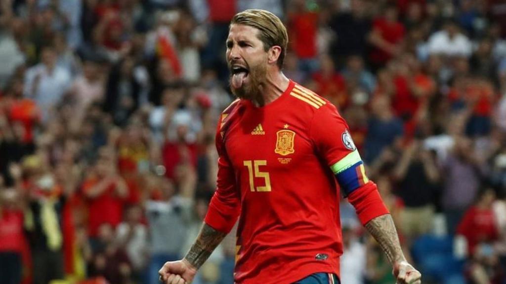 Sergio Ramos celebra un gol con España