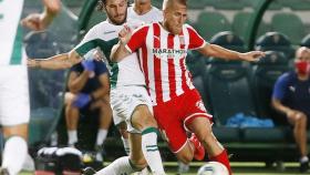 Juan Cruz y Samu Sáiz, durante el Elche - Girona de la fase de ascenso a Primera División