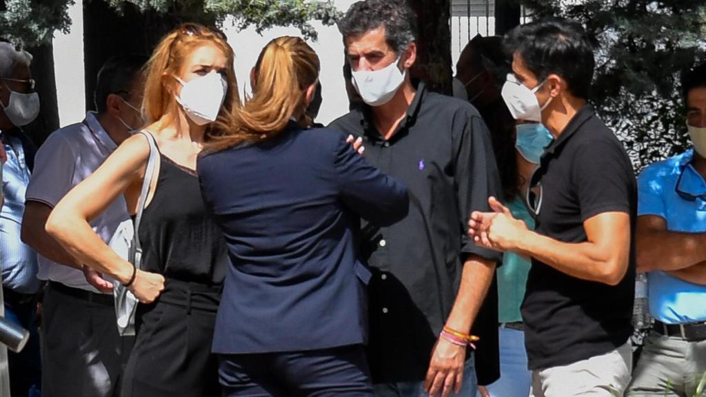 Beatriz Trapote y Víctor Janeiro, en el funeral de Humberto Janeiro.