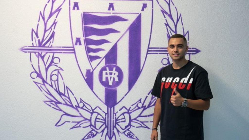 Moha posa con el escudo del Real Valladolid