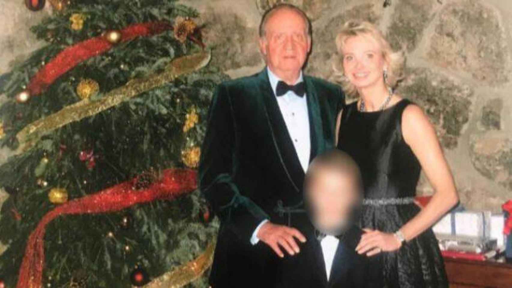 Juan Carlos, Corinna y el hijo de ésta en una imagen falicitada por la BBC.