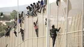 En abril, otros 260 inmigrantes intentaron saltar la valla simultáneamente.