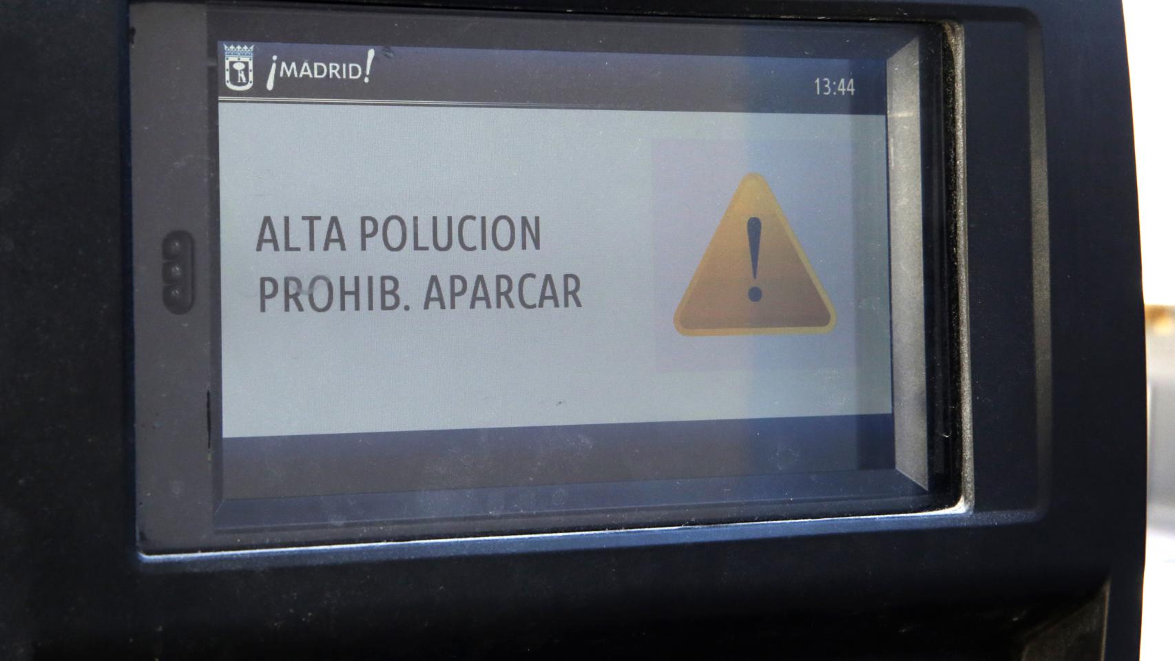 Parquímetro anunciado que hay un episodio de contaminación en Madrid.