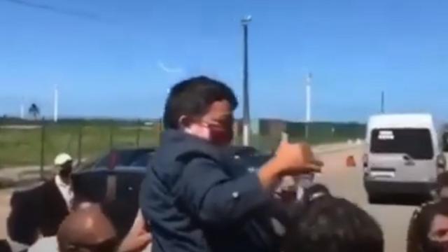 Momento en el que Bolsonaro eleva al enano pensando que se trataba de un niño.