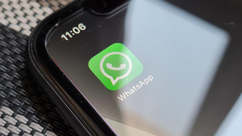 WhatsApp en un móvil.