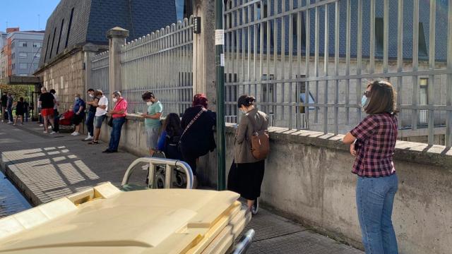 Personas esperando para entrar en la oficina de Correos de A Sardiñeira.