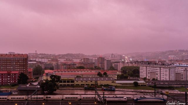 A Coruña, con un aspecto rosado por la nubosidad.