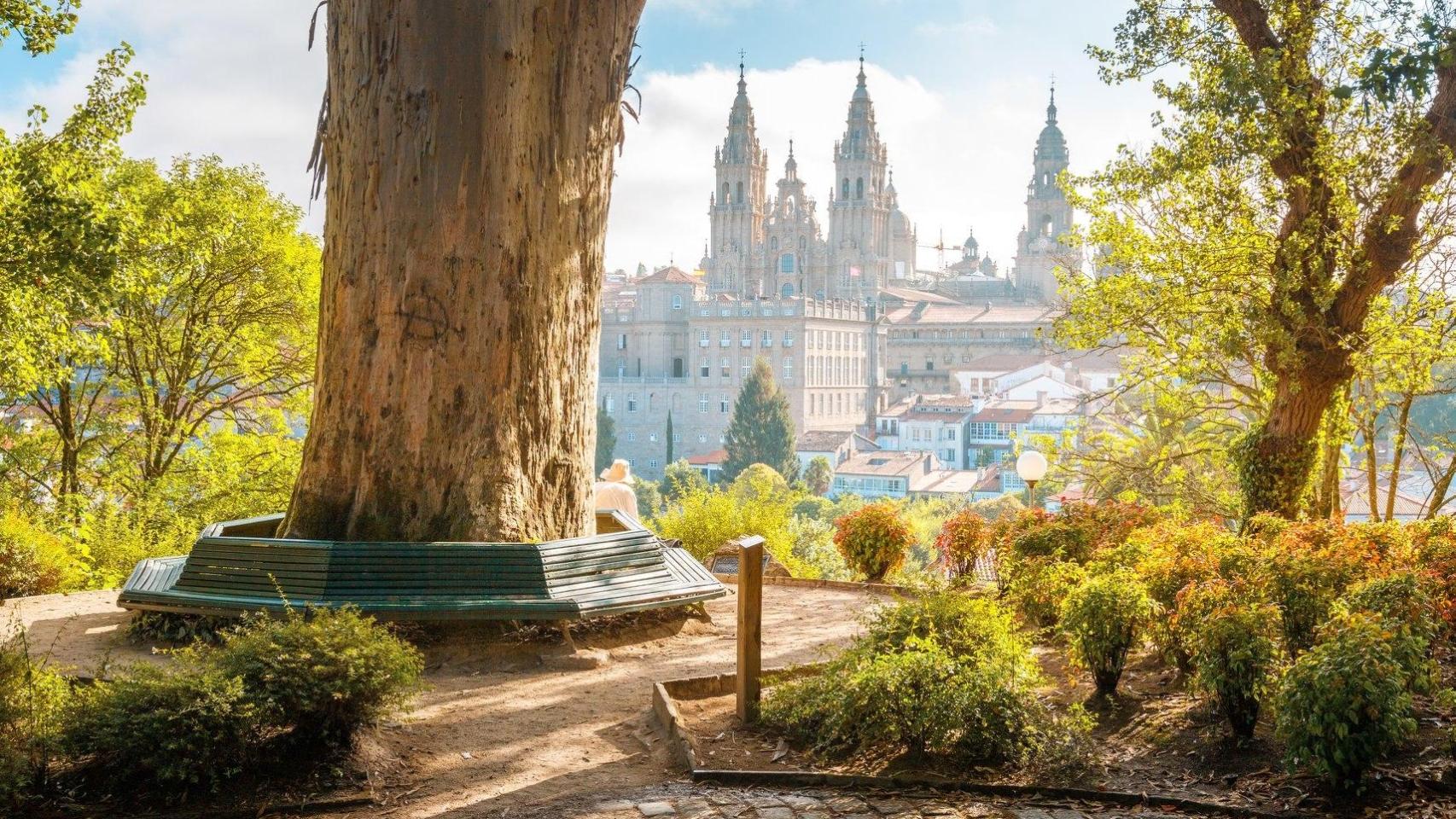 Una bonita vista de la Catedral de Santiago desde la Alameda