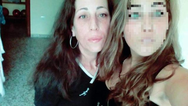 Teri (pixelada) mató presuntamente a su madre y vivió con su cadáver más de una semana.