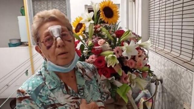 La anciana con el ramo de flores que le han mandado desde Forocoches.