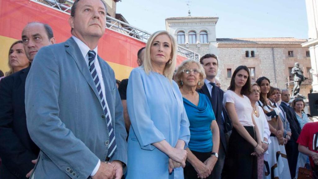 Íñigo Henríquez de Luna, a la izquierda, junto a Cristina Cifuentes.