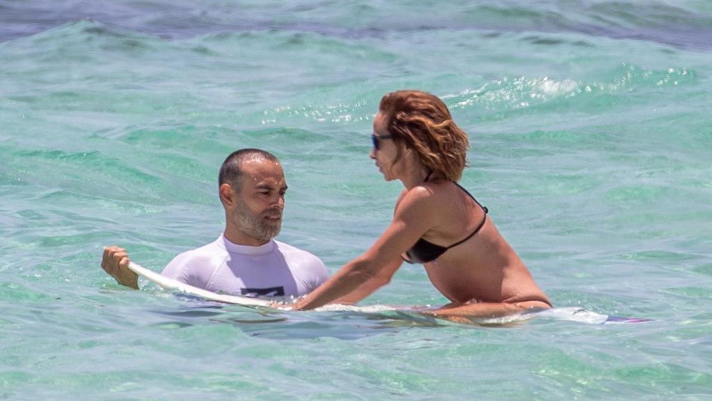 Ricardo y María, en Fuerteventura practicando surf.