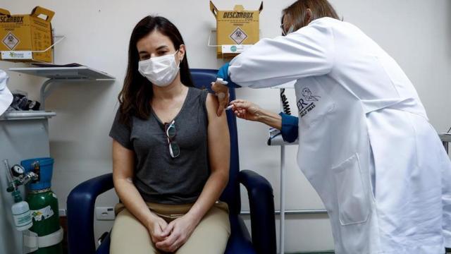 Graziela Domingues recibe la segunda dosis en los ensayos de la vacuna contra la Covid-19.