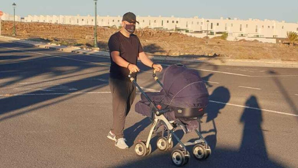 El agente paseando en las inmediaciones del cuartel con su hijo.