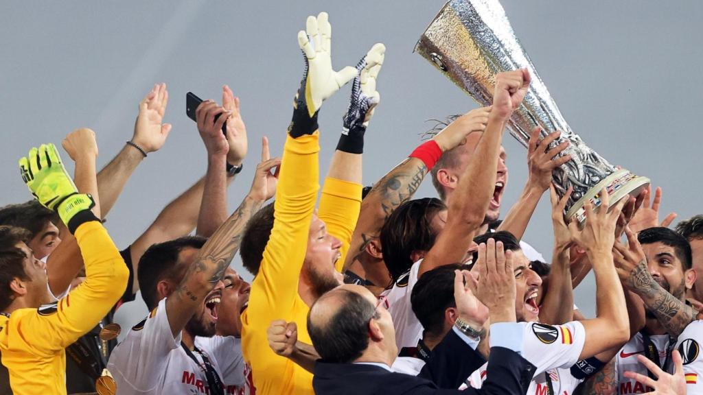 El Sevilla levanta el título de Europa League