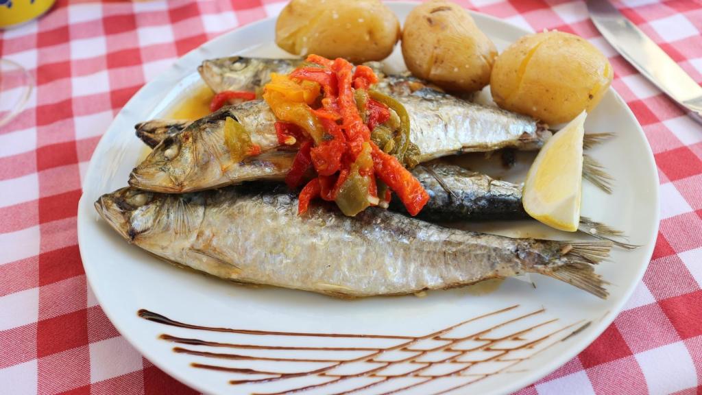 Un plato de sardinas listo para comer.