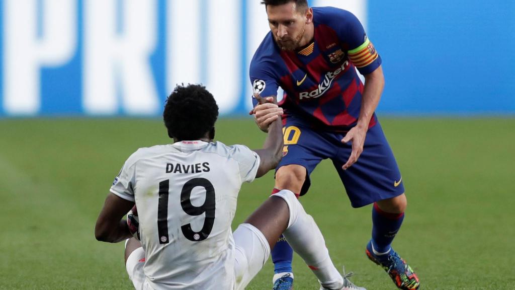 Alphonso Davies y Leo Messi durante el Barça - Bayern