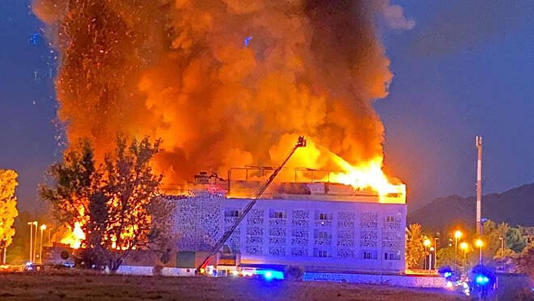 FOTO: Imagen del hotel ardiendo.