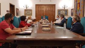 Reunión mantenida entre el Ayuntamiento, la Plataforma de Afectados por el Transporte de Talavera y Samar