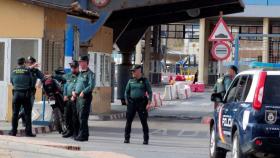 Paso fronterizo entre Ceuta y Marruecos, vigilado por agentes de la Guardia Civil.