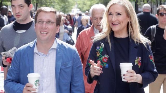 Cifuentes pasea con Almeida, el 10 de mayo de 2017, en su primera reunión tras impulsarle.