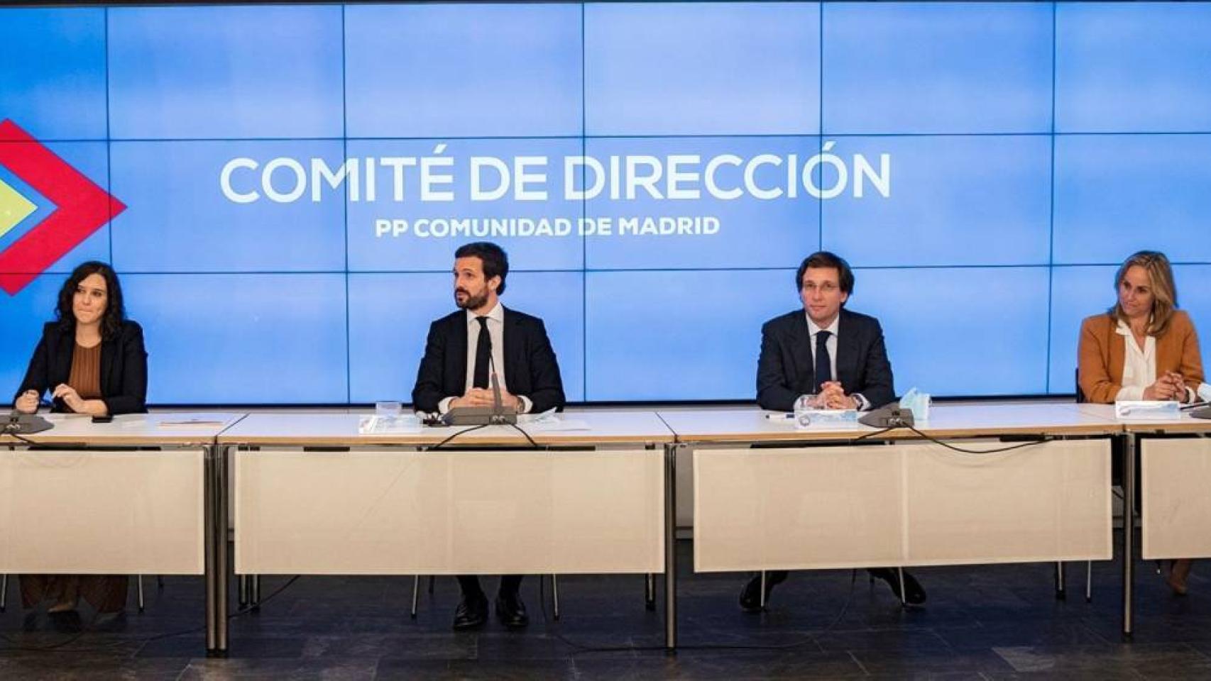 Pablo Casado, entre Isabel Díaz Ayuso y José Luis Martínez Almeida. A la derecha, Ana Camins.