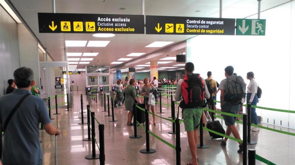 Pasajeros en un aeropuerto.