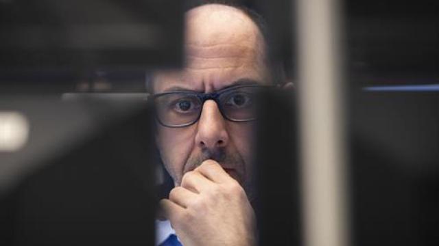 Un operador de mercado observa las pantallas de información financiera.