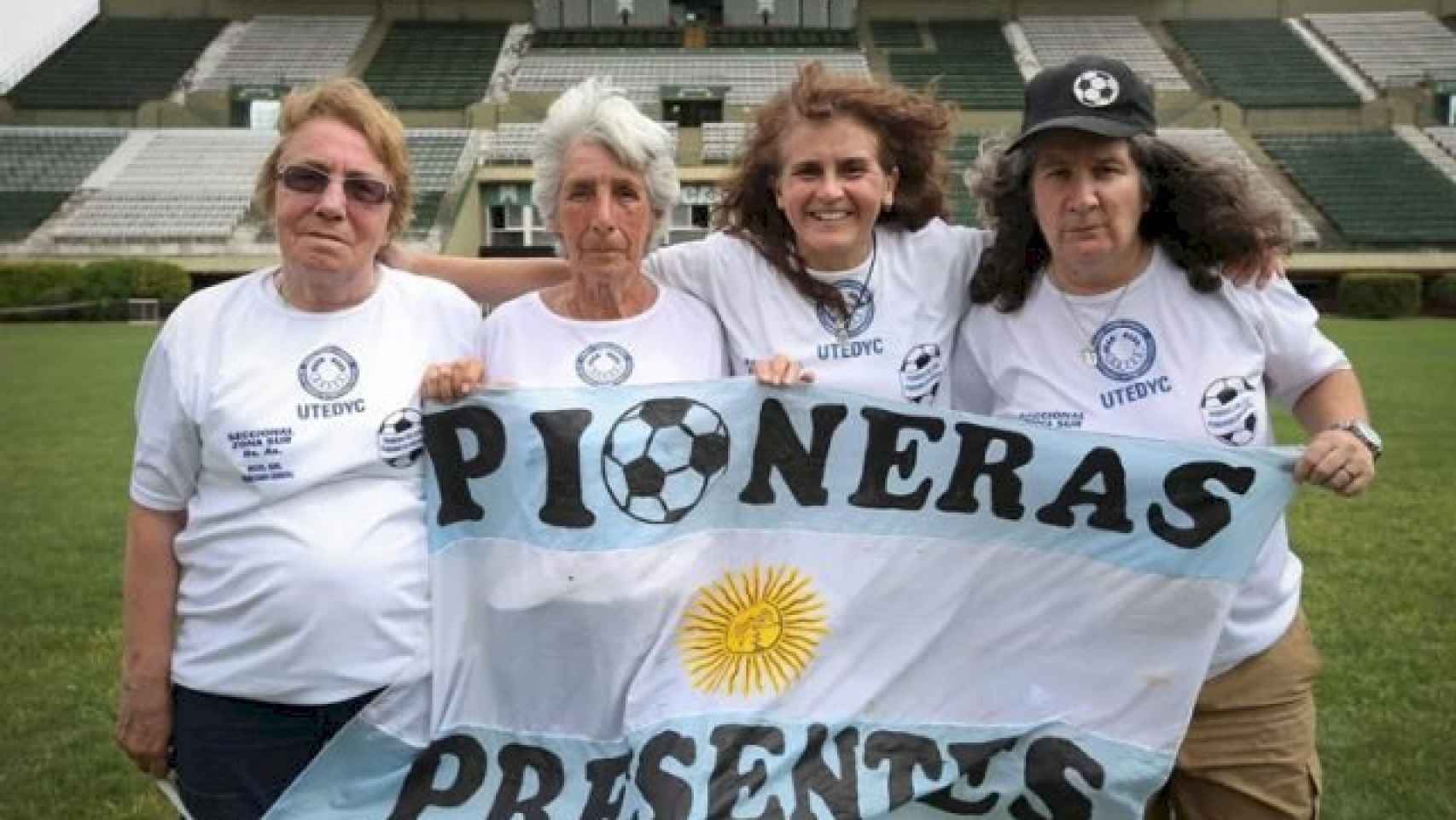 Parte del equipo de fútbol femenino de Argentina que ganó a Inglaterra.