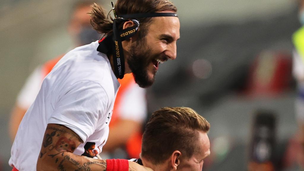 De Jong y Gudelj celebran el título del Sevilla