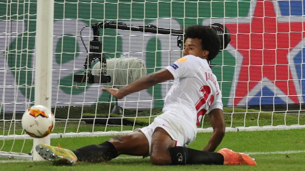 Koundé salvando un balón en línea de gol en la final de la Europa League