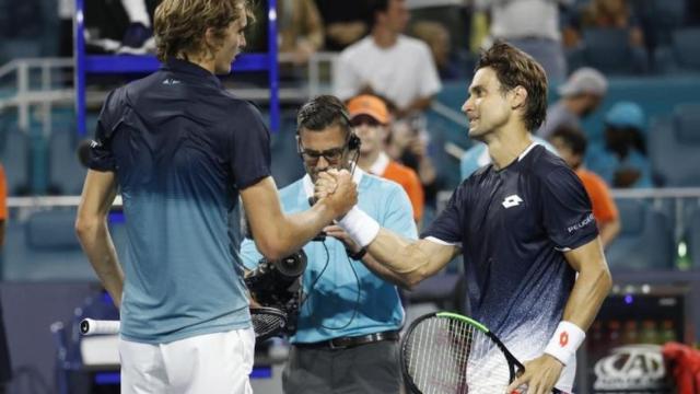 David Ferrer saluda a Zverev al final de un partido