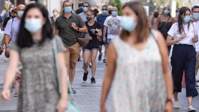 Varias personas caminan con mascarillas por el centro de Madrid.