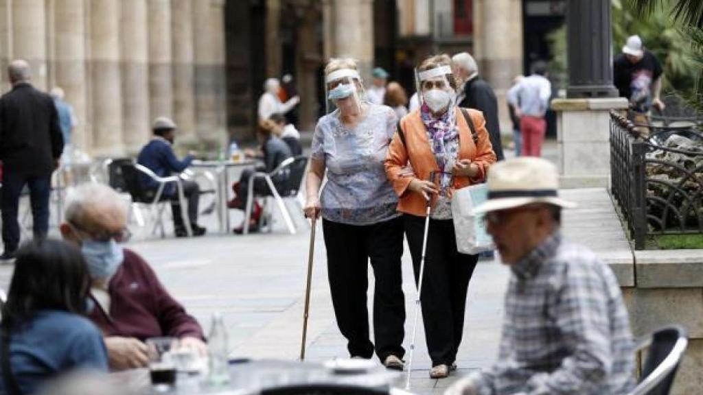 Unos clientes disfrutan de las terrazas en Bilbao.