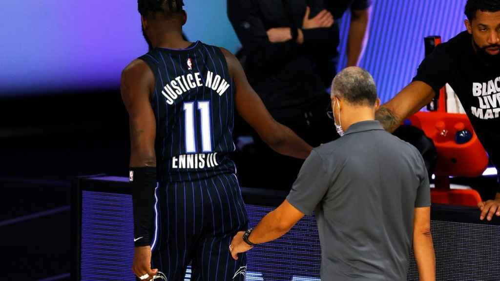 James Ennis abandona la cancha