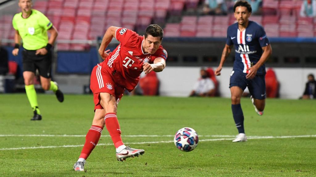 Robert Lewandowski disparando a puerta en la final de la Champions League entre PSG y Bayern Múnich