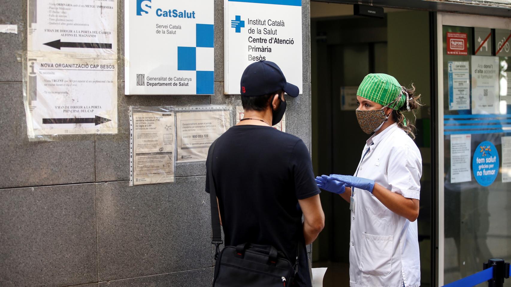 Ciudadanos del barrio del Besós de Barcelona, guardan cola frente a uno de los dispositivos instalados en este barrio durante el cribado voluntario y masivo de la Covid-19.