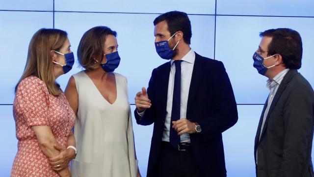 Pablo Casado junto al alcalde de Madrid, Cuca Gamarra y Ana Pastor en la reunión de la Junta Directiva.