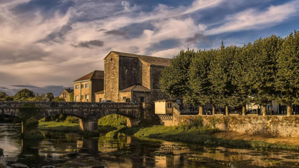 Puente de Santiago en Padrón  Shutterstock